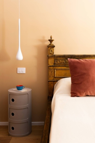 21 Camera
Materiale: Comodino componibile Kartell. Letto vintage
della nonna di Margherita.