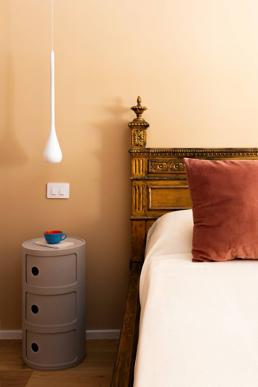21 Camera
Materiale: Comodino componibile Kartell. Letto vintage
della nonna di Margherita.