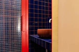 23 Doccia camera
Materiale: Porta in ferro realizzata su misura dalla ditta Maroni s.n.c. Ciotola da appoggio firmata Ceramica Cielo modello Tino Mini,
rubinetteria firmata Zucchetti design. Rivestimenti Cesi blu cobalto serie I COLORI. Fuga
fugabella.