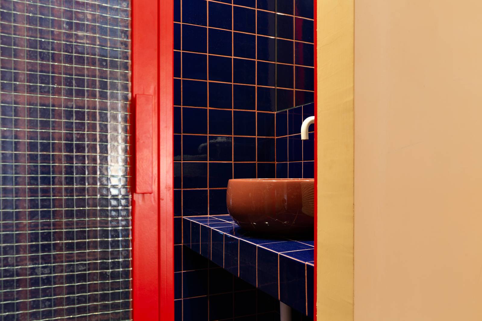 23 Doccia camera
Materiale: Porta in ferro realizzata su misura dalla ditta Maroni s.n.c. Ciotola da appoggio firmata Ceramica Cielo modello Tino Mini,
rubinetteria firmata Zucchetti design. Rivestimenti Cesi blu cobalto serie I COLORI. Fuga
fugabella.