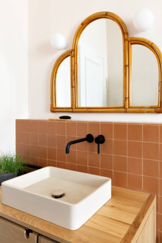 25 Bagno
Materiale: Mobile bagno firmato tikamoon modello Jonak.
Lavabo da appoggio firmata tikamoon modello Iris. Rivestimento lavabo firmato Marazzi
ceramiche serie CONFETTO MDSG colore mattone. Rivestimento pareti vasca firmato Marazzi
ceramiche serie LUZ colore bianco. Rivestimento pavimento firmato Marazzi serie Memoria
colore nero. Rubinetteria firmata Zucchetti. Radiatore Irsap modello Kart colore nero.
Specchio vintage di proprietà della coppia