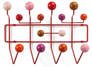 L'appendiabiti Hang it all di Vitra è in acciaio verniciato con sfere in legno. Misura L 50,5 x P 17 x H 37 cm. Costa 315 euro.  www.vitra.com
