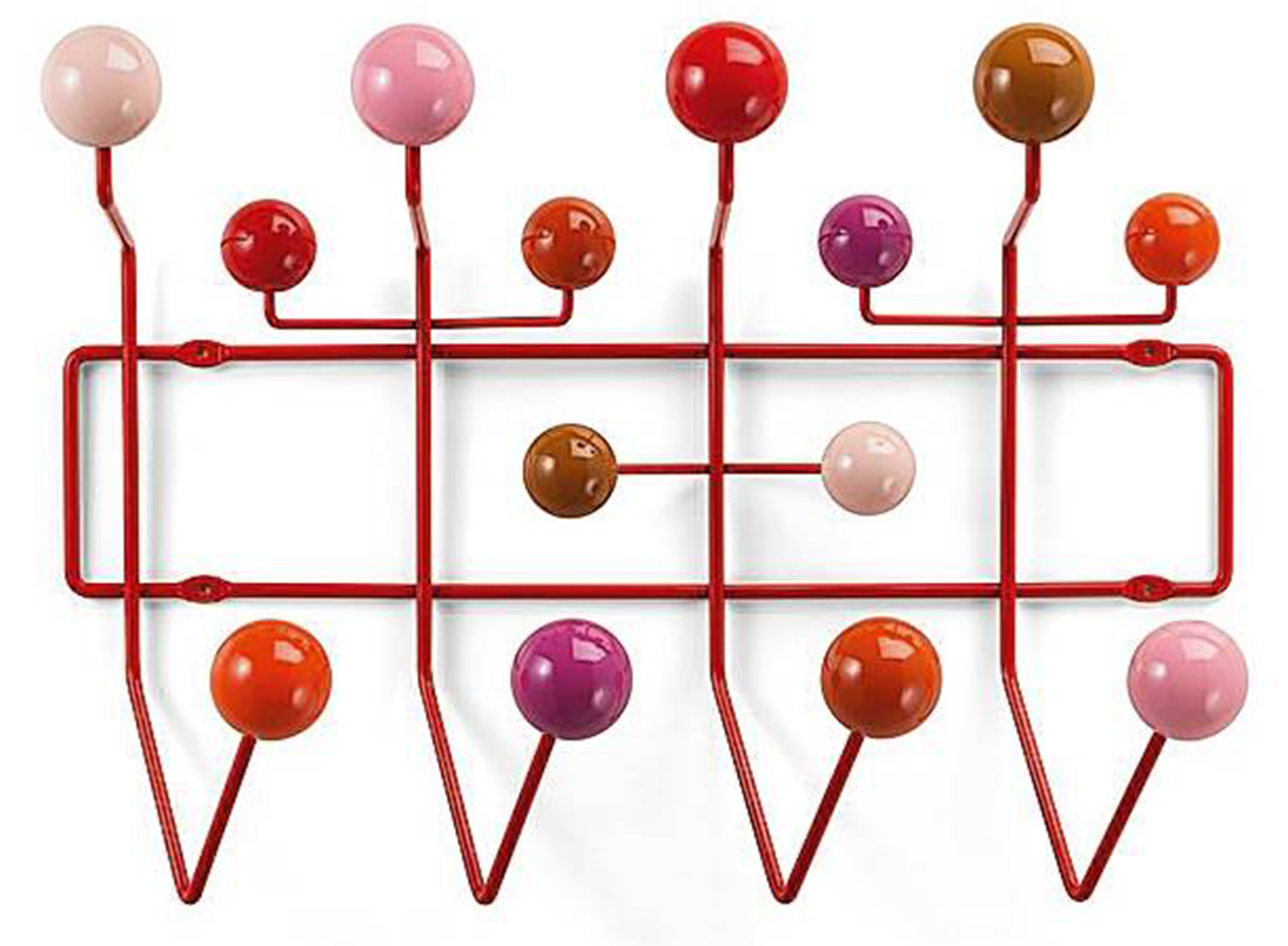 L'appendiabiti Hang it all di Vitra è in acciaio verniciato con sfere in legno. Misura L 50,5 x P 17 x H 37 cm. Costa 315 euro.  www.vitra.com