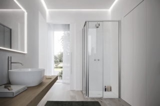 La cabina doccia Vento della linea Ibra Showers di Arbi Arredobagno è proposta in una configurazione ad angolo con doppia porta scorrevole, caratterizzata da profili e dettagli in finitura Inox e vetro trasparente, per un'estetica essenziale e contemporanea. In abbinamento, il piatto doccia Arya in Tekorstone Bianco completa l'insieme con una superficie resistente e dall'aspetto materico. Piatto doccia disponibile nella misura 80x80 cm. Prezzo da rivenditore. www.arbiarredobagno.it La cabina doccia Vento della linea Ibra Showers di Arbi Arredobagno è proposta in una configurazione ad angolo con doppia porta scorrevole, caratterizzata da profili e dettagli in finitura Inox e vetro trasparente, per un'estetica essenziale e contemporanea. In abbinamento, il piatto doccia Arya in Tekorstone Bianco completa l'insieme con una superficie resistente e dall'aspetto materico. Piatto doccia disponibile nella misura 80x80 cm. Prezzo da rivenditore. www.arbiarredobagno.it