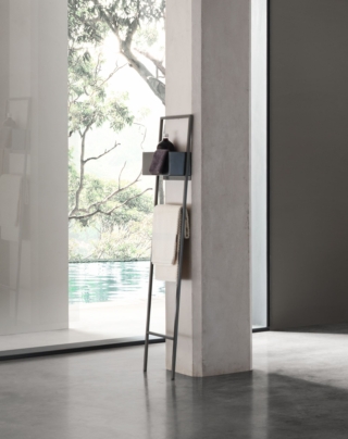 Il Dressholder di Arcom reinventa il classico servomuto trasformandolo in un complemento versatile e di design adatto anche ai bagni più piccoli. La struttura in metallo, disponibile in quattro modelli e personalizzabile in 60 colori laccati opachi, può essere completata con ripiani in finitura laccata o Rovere. I modelli più alti sono ideali come porta accappatoi e asciugamani, anche all'interno della doccia grazie all'impermeabilità e alla possibilità di aggiungere una vaschetta portaoggetti, mentre quelli più bassi diventano pratici piani d'appoggio accanto alla vasca o in camera da letto come comodino. Misura del modello in foto L35 x H140 cm. Prezzo 387 euro Iva esclusa. www.arcombagno.com Il Dressholder di Arcom reinventa il classico servomuto trasformandolo in un complemento versatile e di design adatto anche ai bagni più piccoli. La struttura in metallo, disponibile in quattro modelli e personalizzabile in 60 colori laccati opachi, può essere completata con ripiani in finitura laccata o Rovere. I modelli più alti sono ideali come porta accappatoi e asciugamani, anche all'interno della doccia grazie all'impermeabilità e alla possibilità di aggiungere una vaschetta portaoggetti, mentre quelli più bassi diventano pratici piani d'appoggio accanto alla vasca o in camera da letto come comodino. Misura del modello in foto L35 x H140 cm. Prezzo 387 euro Iva esclusa. www.arcombagno.com