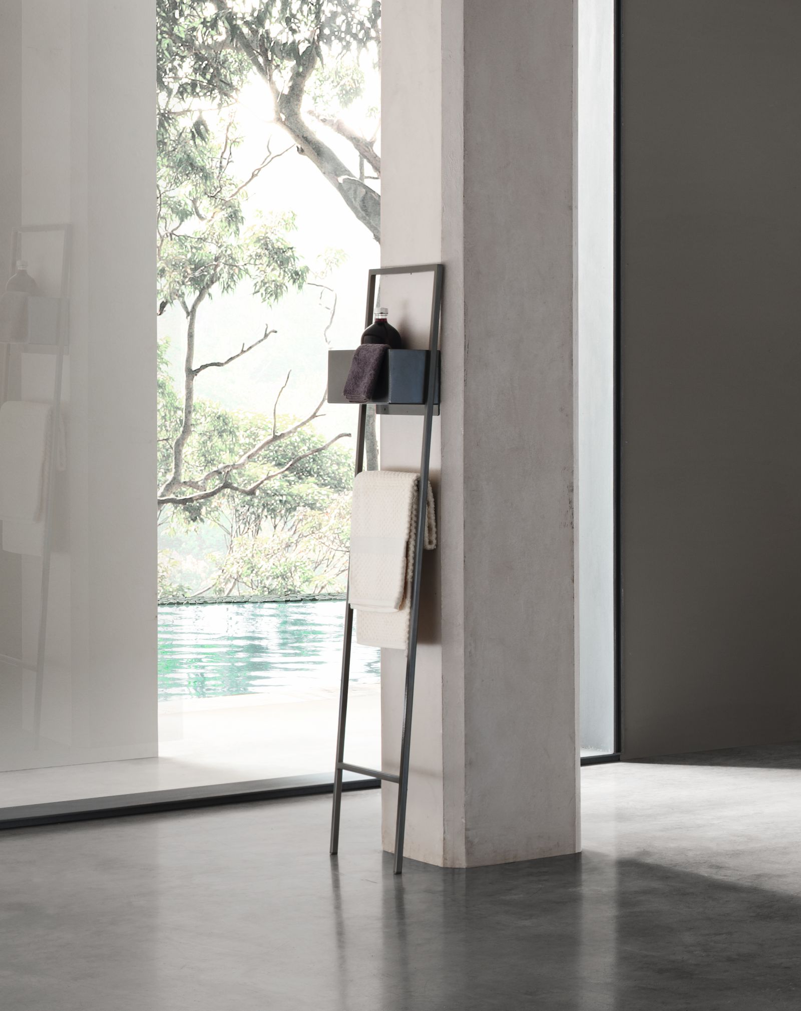 Il Dressholder di Arcom reinventa il classico servomuto trasformandolo in un complemento versatile e di design adatto anche ai bagni più piccoli. La struttura in metallo, disponibile in quattro modelli e personalizzabile in 60 colori laccati opachi, può essere completata con ripiani in finitura laccata o Rovere. I modelli più alti sono ideali come porta accappatoi e asciugamani, anche all'interno della doccia grazie all'impermeabilità e alla possibilità di aggiungere una vaschetta portaoggetti, mentre quelli più bassi diventano pratici piani d'appoggio accanto alla vasca o in camera da letto come comodino. Misura del modello in foto L35 x H140 cm. Prezzo 387 euro Iva esclusa. www.arcombagno.com Il Dressholder di Arcom reinventa il classico servomuto trasformandolo in un complemento versatile e di design adatto anche ai bagni più piccoli. La struttura in metallo, disponibile in quattro modelli e personalizzabile in 60 colori laccati opachi, può essere completata con ripiani in finitura laccata o Rovere. I modelli più alti sono ideali come porta accappatoi e asciugamani, anche all'interno della doccia grazie all'impermeabilità e alla possibilità di aggiungere una vaschetta portaoggetti, mentre quelli più bassi diventano pratici piani d'appoggio accanto alla vasca o in camera da letto come comodino. Misura del modello in foto L35 x H140 cm. Prezzo 387 euro Iva esclusa. www.arcombagno.com