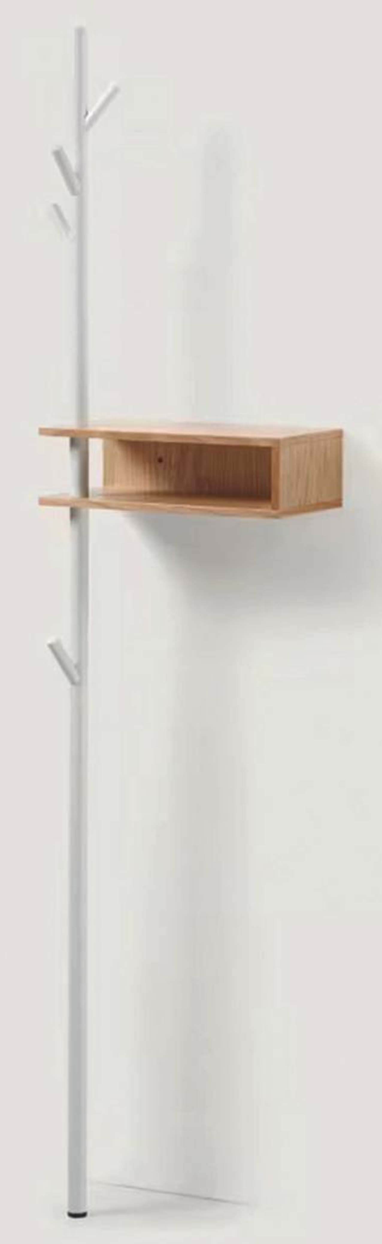 Benny di Kave Home è l'attaccapanni in acciaio verniciato con ripiano impiallacciato rovere regolabile in altezza. Misura L 40 x P 20 x H 175 cm. Costa 129 euro. www.kavehome.com
