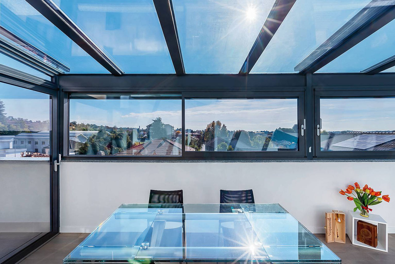 All'interno della villa firmata dall’architetta Mayya Sargsyan (YY Studio, www.yystudio.it), i serramenti panoramici di BT Glass sono integrati con i monoblocchi Alpac modello Presystem SPC, una soluzione tecnica evoluta che garantisce elevate prestazioni termoacustiche, riduzione dei ponti termici e un’estetica essenziale. Si realizza su misura, prezzo su preventivo. www.btglass.it All'interno della villa firmata dall’architetta Mayya Sargsyan (YY Studio, www.yystudio.it), i serramenti panoramici di BT Glass sono integrati con i monoblocchi Alpac modello Presystem SPC, una soluzione tecnica evoluta che garantisce elevate prestazioni termoacustiche, riduzione dei ponti termici e un’estetica essenziale. Si realizza su misura, prezzo su preventivo. www.btglass.it