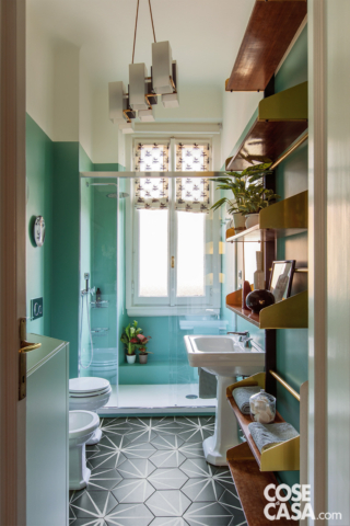 Bagno con box-doccia, sanitari, lavabo e lampadario Bagno con box-doccia, sanitari, lavabo e lampadario