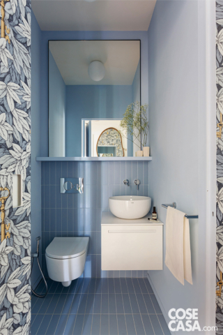 Bagno-degli-ospiti-con-piastrele-rettanglari,-mobile-sospeso-e-lavabo Bagno-degli-ospiti-con-piastrele-rettanglari,-mobile-sospeso-e-lavabo