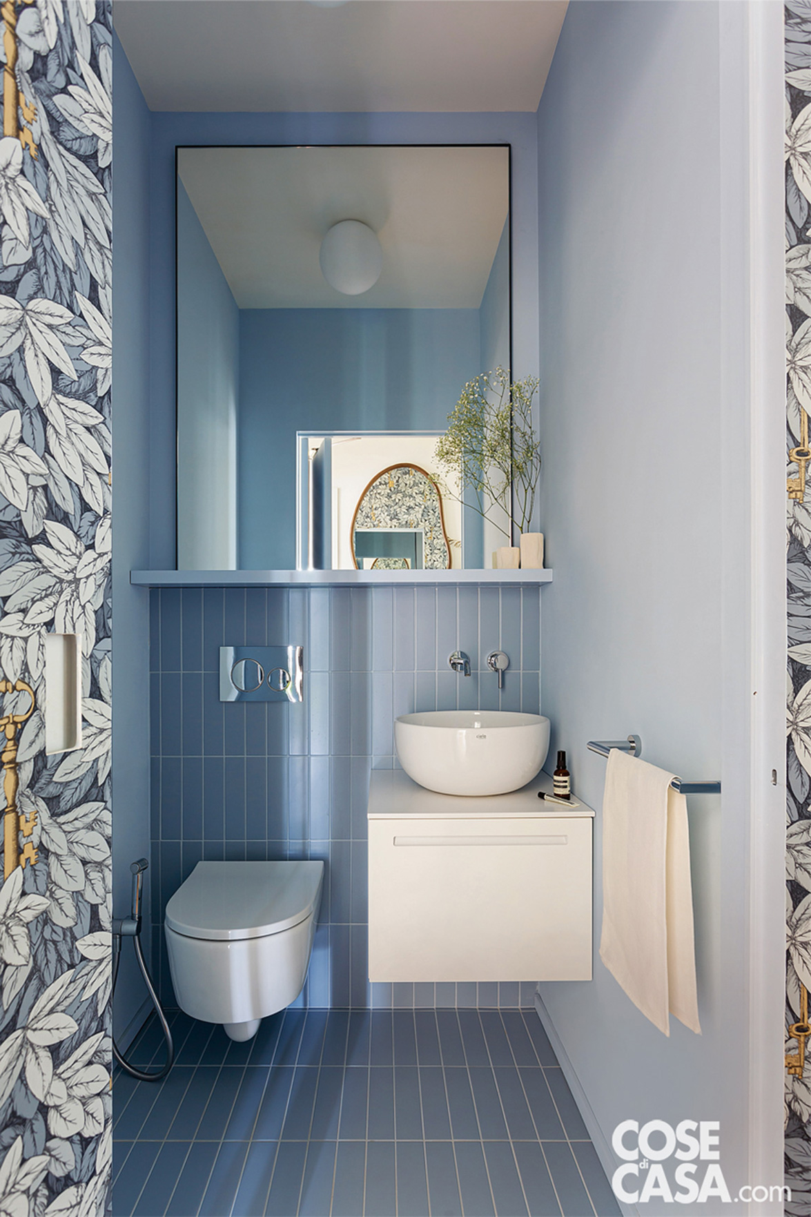 Bagno-degli-ospiti-con-piastrele-rettanglari,-mobile-sospeso-e-lavabo Bagno-degli-ospiti-con-piastrele-rettanglari,-mobile-sospeso-e-lavabo