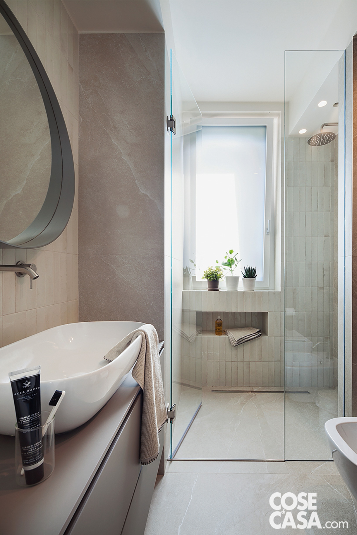 Bagno dei ragazzi con box doccia e mobile lavabo in laccato grigio