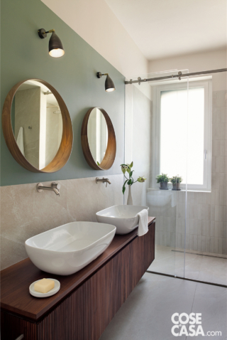 Bagno principale con mobile a doppia postazione e lavabi da appoggio