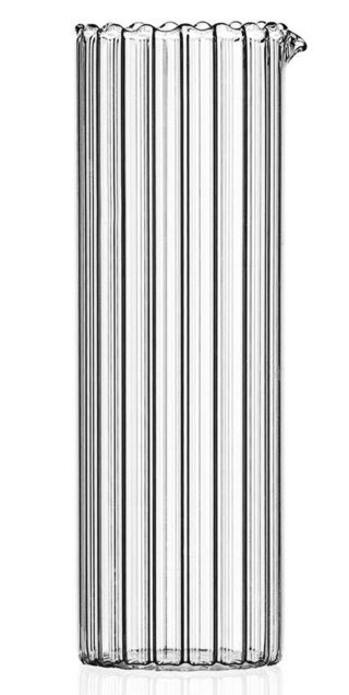 Il vetro borosilicato della brocca con texture canneté ( Laguna di Ichendorf) introduce una nota trasparente e leggera, ripresa dal bicchiere cilindrico, attraversato da sottili scanalature che rifrangono la luce. www.ichendorfmilano.com Il vetro borosilicato della brocca con texture canneté ( Laguna di Ichendorf) introduce una nota trasparente e leggera, ripresa dal bicchiere cilindrico, attraversato da sottili scanalature che rifrangono la luce. www.ichendorfmilano.com
