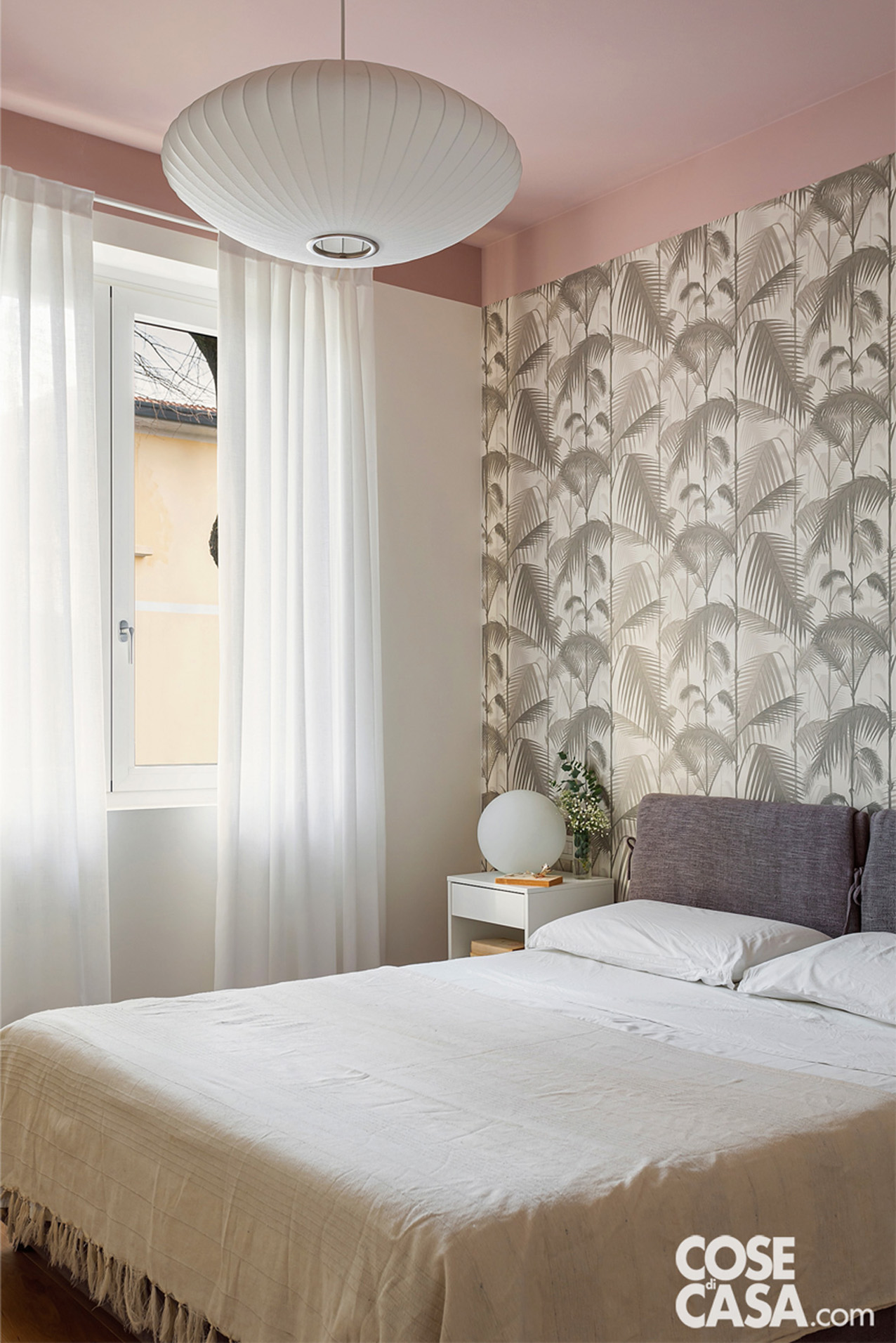 Camera matrimoniale con letto, comodino, lampada a sospensione e tende Camera matrimoniale con letto, comodino, lampada a sospensione e tende