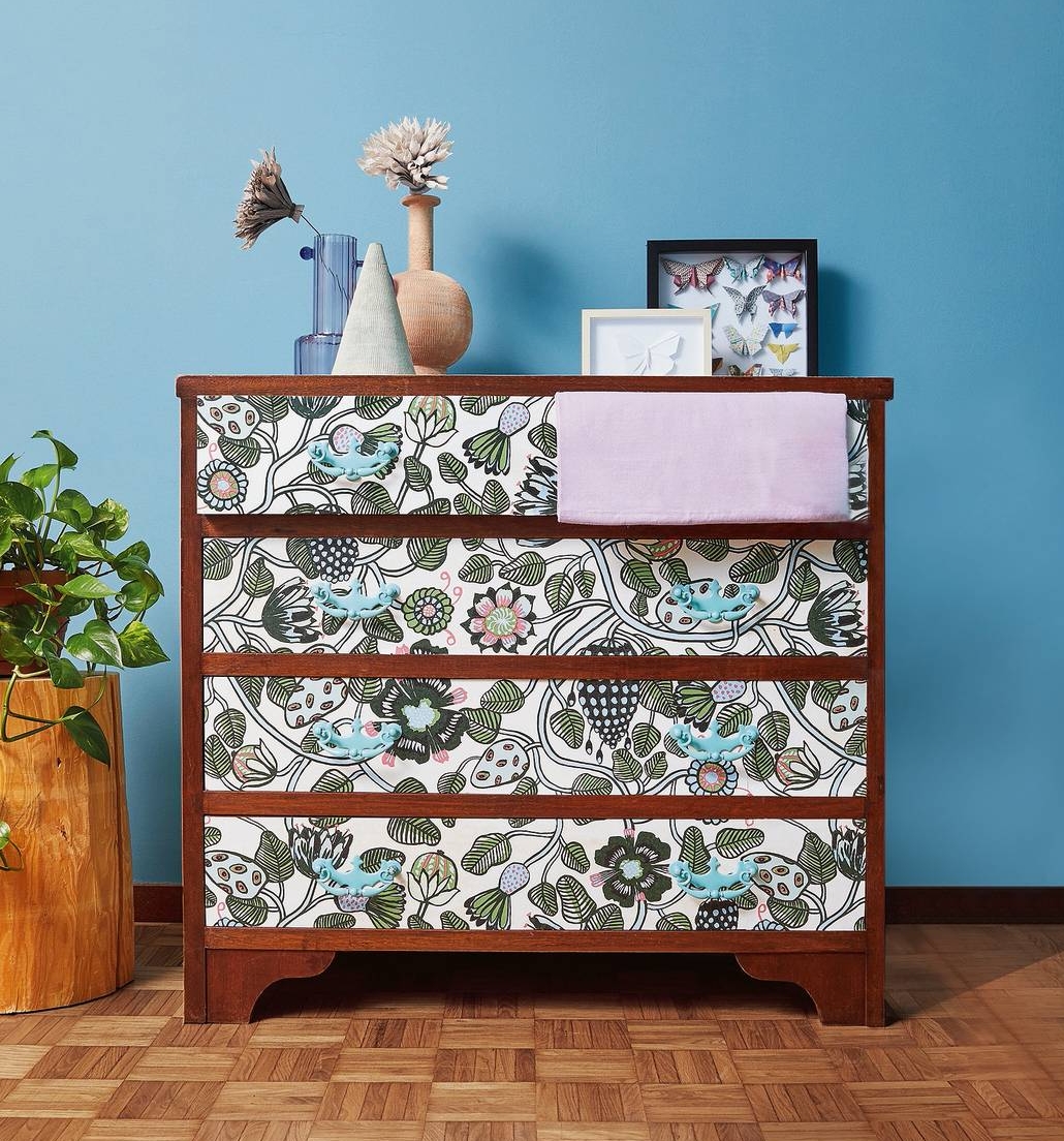Il comò, un vecchio pezzo di famiglia, è stato rivestito, con un intervento
fai da te, con la carta da parati
Pieni Tiara di Marimekko. Costa 36,14 euro/mq. www. marimekko.com Il comò, un vecchio pezzo di famiglia, è stato rivestito, con un intervento
fai da te, con la carta da parati
Pieni Tiara di Marimekko. Costa 36,14 euro/mq. www. marimekko.com