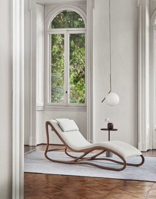 La chaise longue Twilli
di Porada è in massello di noce con imbottitura in poliuretano espanso a quote differenziate e rivestimento nei tessuti della collezione. È completata da un cuscinetto poggiatesta
con posizione adattabile
in poliuretano espanso
con trapuntino in piuma.
Misura L 185 x P 70 x
H 86 cm; prezzo
da rivenditore. www.porada.it