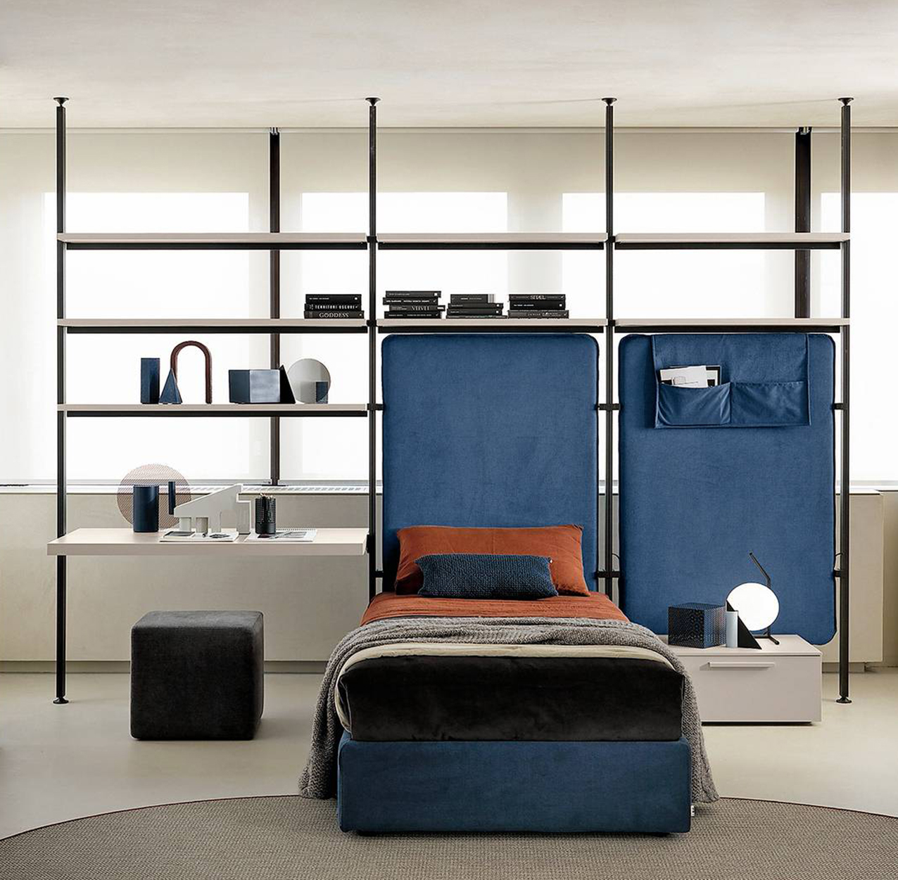 La composizione SM2104 della coll. Windy di Zalf è formata dal sistema a palo Windy con mensole e scrittoio cashmere, pannelli imbottiti Siparium con sacca porta oggetti tessuto Funny S64, letto sommier. Misura L 318,4 x P 61,5 x H 270 cm. Costa 4.620 euro + Iva. www.zalf.com La composizione SM2104 della coll. Windy di Zalf è formata dal sistema a palo Windy con mensole e scrittoio cashmere, pannelli imbottiti Siparium con sacca porta oggetti tessuto Funny S64, letto sommier. Misura L 318,4 x P 61,5 x H 270 cm. Costa 4.620 euro + Iva. www.zalf.com