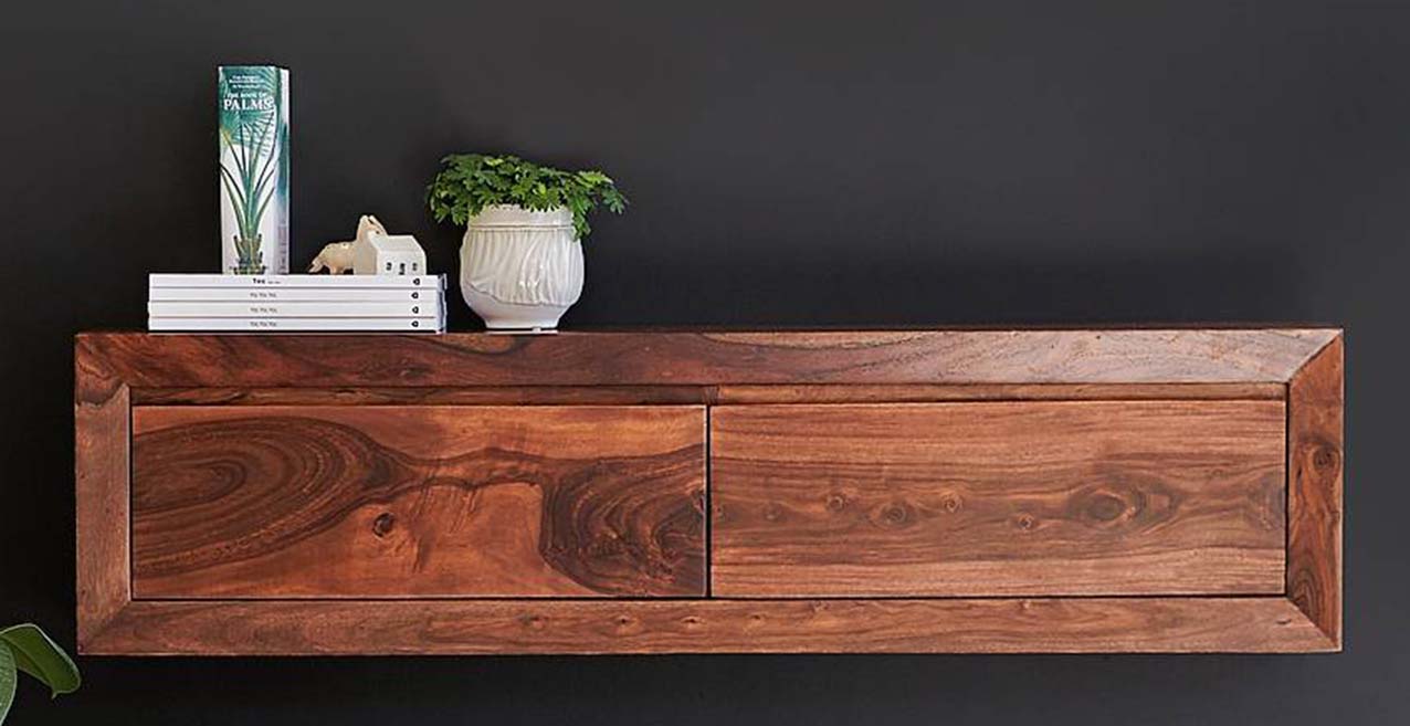 La consolle sospesa Villa di Tikamoon è in legno massello di palissandro. Misura L 118 x P 25 x H 30 cm. Costa 329 euro. www.tikamoon.it