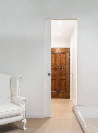 PERSONALIZZABILE
Il controtelaio ECLISSE Syntesis
Line Scorrevole di Eclisse, per pareti in cartongesso,
è abbinato a un pannello porta
fornito grezzo (qui di 80 x 240 cm)
con prime, da pitturare come
il resto della parete o da ricoprire
con carta da parati. La maniglia
è a nottolino con serratura. Il prezzo consigliato è di 1.160 euro. www.eclisse.it PERSONALIZZABILE
Il controtelaio ECLISSE Syntesis
Line Scorrevole di Eclisse, per pareti in cartongesso,
è abbinato a un pannello porta
fornito grezzo (qui di 80 x 240 cm)
con prime, da pitturare come
il resto della parete o da ricoprire
con carta da parati. La maniglia
è a nottolino con serratura. Il prezzo consigliato è di 1.160 euro. www.eclisse.it