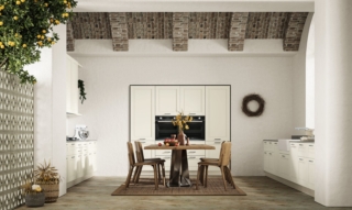 La cucina Alice Collection di Arrex interpreta la tradizione del design italiano attraverso l’eleganza dell’anta a telaio, elemento che racconta il valore della lavorazione artigianale e il savoir-faire del brand. Le ante in finitura Alice Bianco RAL 9003 spazzolato valorizzano la luminosità dello spazio grazie alla delicata sfumatura seta. Il piano di lavoro in gres New York Silk con spessore 2 cm completa la composizione con una superficie elegante e resistente, mentre lo zoccolo in metallo bianco H.12 dona continuità e leggerezza all’insieme. A completare l’ambiente, il tavolo coordinato alla cucina diventa un elemento di continuità progettuale tra zona operativa e area pranzo, valorizzando l’armonia delle finiture e creando uno spazio accogliente dedicato alla convivialità. Prezzo della composizione su richiesta. www.arrex.it