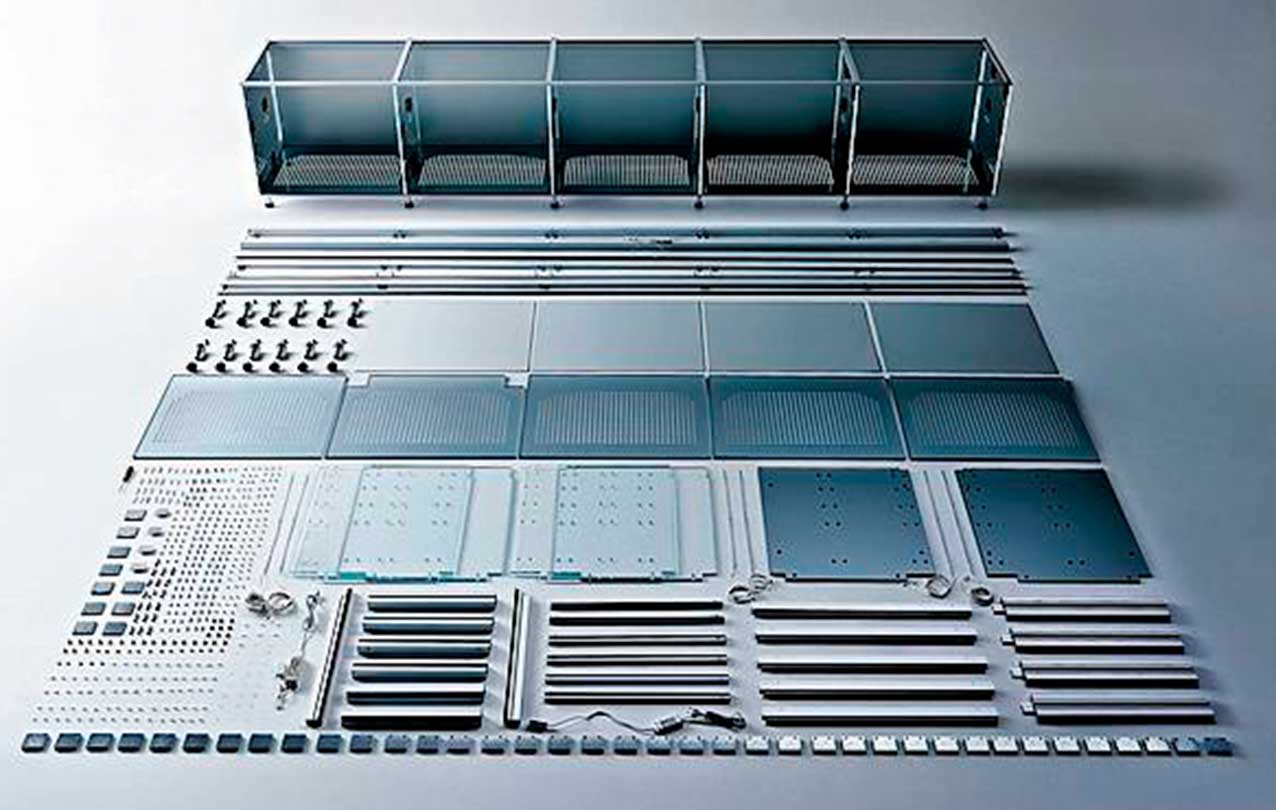 Artematica Vitrum di Valcucine, con schienale attrezzato New Logica, ha le ante in vetro retro-verniciato con prodotti all’acqua. Prezzo da rivenditore. www.valcucine.com Artematica Vitrum di Valcucine, con schienale attrezzato New Logica, ha le ante in vetro retro-verniciato con prodotti all’acqua. Prezzo da rivenditore. www.valcucine.com