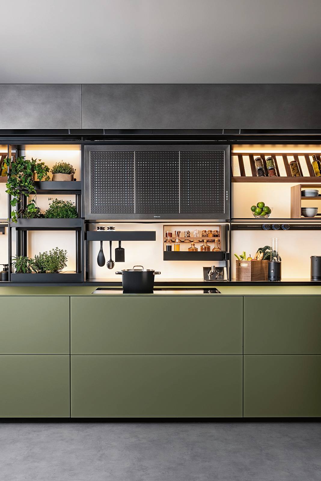 Artematica Vitrum di Valcucine, con schienale attrezzato New Logica, ha le ante in vetro retro-verniciato con prodotti all’acqua. Prezzo da rivenditore. www.valcucine.com Artematica Vitrum di Valcucine, con schienale attrezzato New Logica, ha le ante in vetro retro-verniciato con prodotti all’acqua. Prezzo da rivenditore. www.valcucine.com