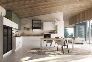 La cucina modello Elite di Ar-Tre si distingue per l’elegante abbinamento delle ante in laccato bianco opaco 101M e laccato verde alga opaco 601M. La composizione è impreziosita dalla maniglia esterna modello Time in finitura rosè, dettaglio raffinato che valorizza il design contemporaneo dell’ambiente. Al centro trova posto il tavolo con il piano coordinato al top della cucina, realizzato in laminato Nodo Naturale, per un effetto materico e armonioso che completa la composizione. Prezzo della composizione su richiesta. www.ar-tre.it