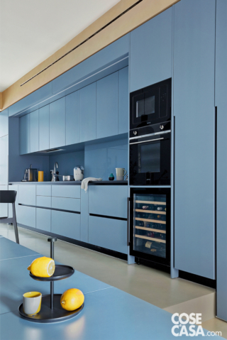 La composizione in linea della cucina, con basi, pensili e colonne in laccato azzurro polvere e piani in vetro, è stata realizzata su disegno da Ferrari Arredamenti. I forni multifunzione e microonde a colonna sono di Smeg. Sul top, la brocca gialla è di Maisons du Monde, quella crema di Blomus; in primo pano, alzata di ASA Collection. Il pavimento è rivestito con Cementoresina, le pareti con Patina Living, tutti prodotti di Kerakoll. La composizione in linea della cucina, con basi, pensili e colonne in laccato azzurro polvere e piani in vetro, è stata realizzata su disegno da Ferrari Arredamenti. I forni multifunzione e microonde a colonna sono di Smeg. Sul top, la brocca gialla è di Maisons du Monde, quella crema di Blomus; in primo pano, alzata di ASA Collection. Il pavimento è rivestito con Cementoresina, le pareti con Patina Living, tutti prodotti di Kerakoll.