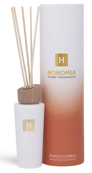 Il diffusore a bastoncini Arancio e Cannella
di Horomia da 200 ml costa 34,90 euro. www.horomia.it Il diffusore a bastoncini Arancio e Cannella
di Horomia da 200 ml costa 34,90 euro. www.horomia.it