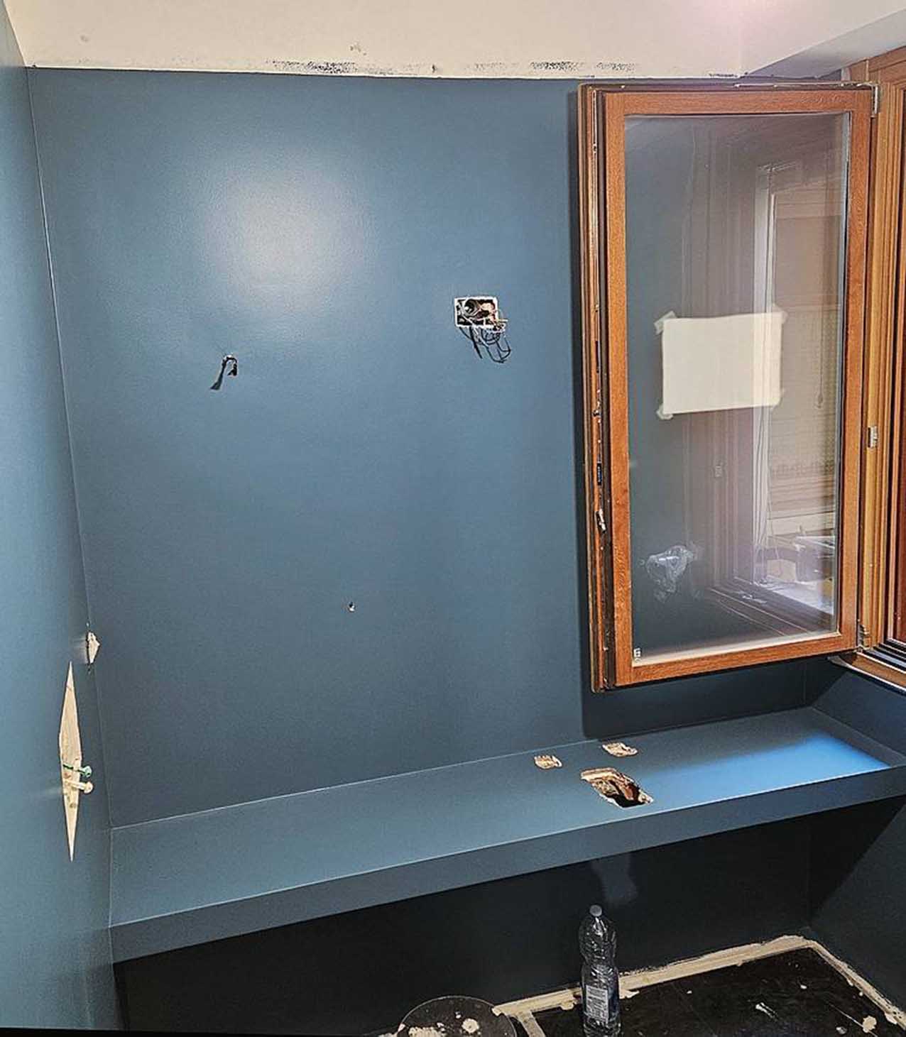 Durante il rinnovo del bagno. L'applicazione corretta della finitura fa sparire le irregolarità e il risultato è uniforme Durante il rinnovo del bagno. L'applicazione corretta della finitura fa sparire le irregolarità e il risultato è uniforme