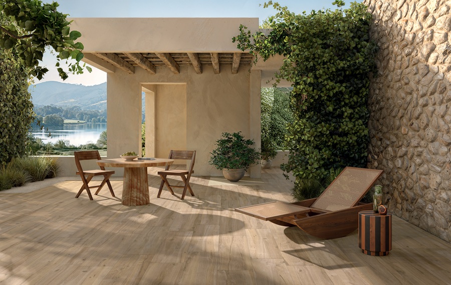 Il legno di rovere è la fonte di ispirazione del gres porcellanato Tabulae di Gardenia&Ariana. Qui è in versione Genuine, rustico con imperfezioni e un leggero effetto piallato. Disponibile anche la versione Refined, con superficie lievemente tridimensionale e senza nodi, che richiama il tratteggio fine del legno. Oltre al colore Havana è in Sabbia, Fieno e Miele. Per l’outdoor è nel formato 30 x 120 cm, spessore 20 mm. Prezzo 139,90 euro al mq + Iva. www.gardenia.it