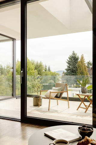 HST Futuro di Wisniowski è un sistema in alluminio per porte da terrazzo che si distingue per l’ampia varietà di configurazioni e per la possibilità di scegliere tra diverse profondità di profilo. Si realizza su misura, prezzo su preventivo. www.wisniowski.it HST Futuro di Wisniowski è un sistema in alluminio per porte da terrazzo che si distingue per l’ampia varietà di configurazioni e per la possibilità di scegliere tra diverse profondità di profilo. Si realizza su misura, prezzo su preventivo. www.wisniowski.it