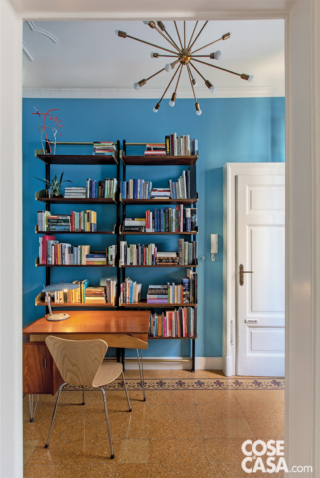 Ingresso con scrivania, sedia e lampadario Ingresso con scrivania, sedia e lampadario