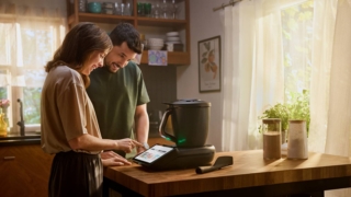 Bimby® TM7 è il rivoluzionario robot da cucina multifunzione, che racchiude in sé le funzioni di oltre 20 diversi elettrodomestici. Il primo modello risale al 1971; in Italia è presente dal 1978. Per l’assistenza e la riparazione di Bimby® e l’acquisto dei suoi accessori, il cliente è invitato a rivolgersi esclusivamente ai Vorwerk Point e ai Centri di Assistenza Autorizzati Vorwerk distribuiti in tutta Italia e segnalati sul sito ufficiale. Prezzo Bimby TM7 Design 1.599 euro. https://www.vorwerk.com/it/it/c/home/prodotti/bimby/bimby-tm7 - Per l’acquisto si può richiedere una dimostrazione anche attraverso il Numero Verde 800.841811. Bimby® TM7 è il rivoluzionario robot da cucina multifunzione, che racchiude in sé le funzioni di oltre 20 diversi elettrodomestici. Il primo modello risale al 1971; in Italia è presente dal 1978. Per l’assistenza e la riparazione di Bimby® e l’acquisto dei suoi accessori, il cliente è invitato a rivolgersi esclusivamente ai Vorwerk Point e ai Centri di Assistenza Autorizzati Vorwerk distribuiti in tutta Italia e segnalati sul sito ufficiale. Prezzo Bimby TM7 Design 1.599 euro. https://www.vorwerk.com/it/it/c/home/prodotti/bimby/bimby-tm7 - Per l’acquisto si può richiedere una dimostrazione anche attraverso il Numero Verde 800.841811.