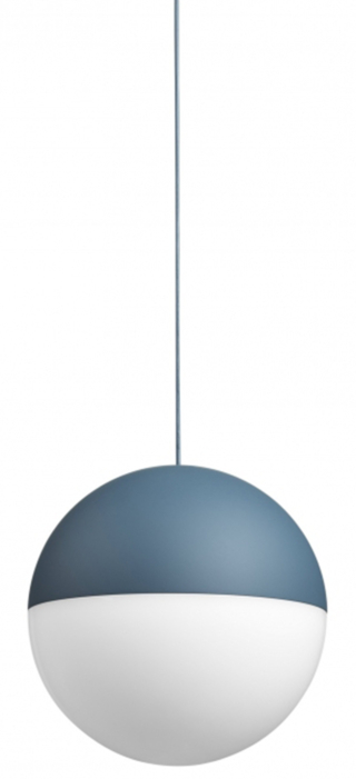 Grazie al cavo extra lungo, la sospensione può seguire traiettorie geometriche, disegnare andamenti a zig zag o dare vita a configurazioni sempre diverse.
String Light Sphere di Flos ha il corpo in alluminio pressofuso verniciato opaco e il rivestimento con vernice soft touch trasparente. Con cavo da 12 m, misura
Ø 19 cm e costa 1.080 euro. flos.com Grazie al cavo extra lungo, la sospensione può seguire traiettorie geometriche, disegnare andamenti a zig zag o dare vita a configurazioni sempre diverse.
String Light Sphere di Flos ha il corpo in alluminio pressofuso verniciato opaco e il rivestimento con vernice soft touch trasparente. Con cavo da 12 m, misura
Ø 19 cm e costa 1.080 euro. flos.com