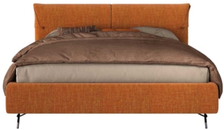 Nonostante i piedini sottili, il letto integra
un box contenitore compatto che non ne appesantisce l’estetica ed è ideale per organizzare
la biancheria più voluminosa.Gaudì Botton Coll. Dreams di La Casa Moderna, imbottito, è rivestito in tessuto sfoderabile; la testiera è arricchita da due bottoni decorativi. I piedi sono in metallo verniciato nichel nero, disponibili in altre misure e finiture. Con rete a doghe in legno,
misura L 178 x P 230 x H 100 cm; costa da 1.490 euro. lacasamoderna.com Nonostante i piedini sottili, il letto integra
un box contenitore compatto che non ne appesantisce l’estetica ed è ideale per organizzare
la biancheria più voluminosa.Gaudì Botton Coll. Dreams di La Casa Moderna, imbottito, è rivestito in tessuto sfoderabile; la testiera è arricchita da due bottoni decorativi. I piedi sono in metallo verniciato nichel nero, disponibili in altre misure e finiture. Con rete a doghe in legno,
misura L 178 x P 230 x H 100 cm; costa da 1.490 euro. lacasamoderna.com