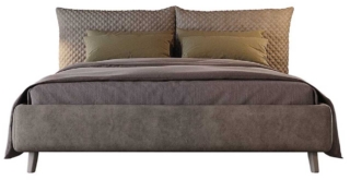 Presenta un’imbottitura avvolgente, enfatizzata
dalla trapuntatura che anima i grandi cuscini della testata. Integra inoltre un pratico contenitore.Russel Night Collection di Giessegi è diponibile per reti da 120 x 190 cm, 160 x 190 cm, 160 x 200 cm. Giroletto e testata con cuscini sono disponibili con rivestimento in tessuto o ecopelle. Da L 180 x P 212 x H 105 cm (per rete 160 x 190 cm), senza rete costa a partire da 1.590 euro + Iva. www.giessegi.it Presenta un’imbottitura avvolgente, enfatizzata
dalla trapuntatura che anima i grandi cuscini della testata. Integra inoltre un pratico contenitore.Russel Night Collection di Giessegi è diponibile per reti da 120 x 190 cm, 160 x 190 cm, 160 x 200 cm. Giroletto e testata con cuscini sono disponibili con rivestimento in tessuto o ecopelle. Da L 180 x P 212 x H 105 cm (per rete 160 x 190 cm), senza rete costa a partire da 1.590 euro + Iva. www.giessegi.it
