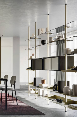 Tuttotondo di Arredo3 ha profili in alluminio verniciato champagne e moduli chiusi Déco in laminato noce bruno e vetro fumé grigio. Misura L 543,6 x P 62 x H (max) 300 cm. Prezzo su preventivo. www.arredo3.com Tuttotondo di Arredo3 ha profili in alluminio verniciato champagne e moduli chiusi Déco in laminato noce bruno e vetro fumé grigio. Misura L 543,6 x P 62 x H (max) 300 cm. Prezzo su preventivo. www.arredo3.com