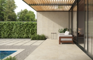 Mystone Tivoli20 di Marazzi è il gres porcellanato che reinterpreta la pietra romana con una superficie omogenea nel colore Beige, disponibile anche Grigio e Bianco. Grazie alla tecnologia 3D Ink l’effetto materico è ricco di dettagli. È ideale per posa a secco, pavimenti sopraelevati e superfici carrabili. A pavimento è nel formato 60 x 120 cm, spessore 20 mm. La parete è rivestita con Vesta 3D, dalla struttura tridimensionale, formato 60 x 120 cm. www.marazzi.it