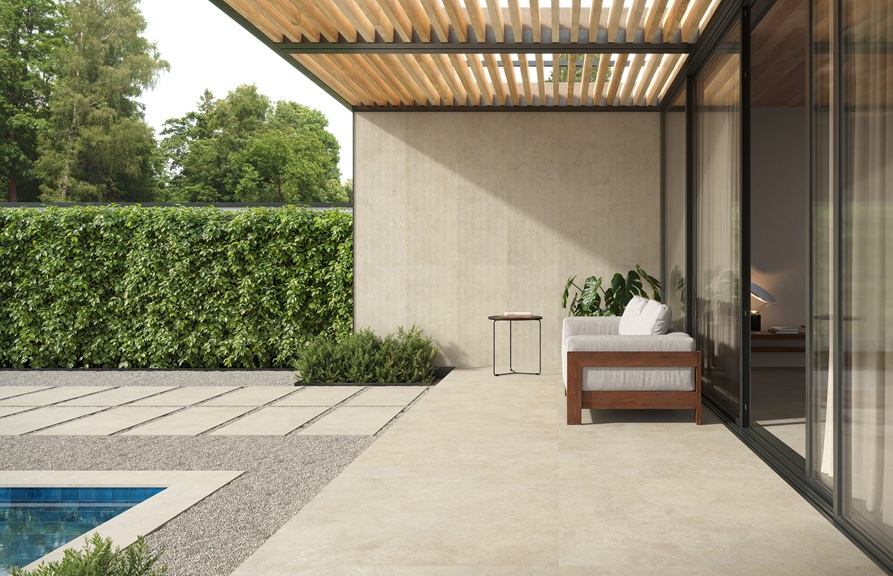 Mystone Tivoli20 di Marazzi è il gres porcellanato che reinterpreta la pietra romana con una superficie omogenea nel colore Beige, disponibile anche Grigio e Bianco. Grazie alla tecnologia 3D Ink l’effetto materico è ricco di dettagli. È ideale per posa a secco, pavimenti sopraelevati e superfici carrabili. A pavimento è nel formato 60 x 120 cm, spessore 20 mm. La parete è rivestita con Vesta 3D, dalla struttura tridimensionale, formato 60 x 120 cm. www.marazzi.it