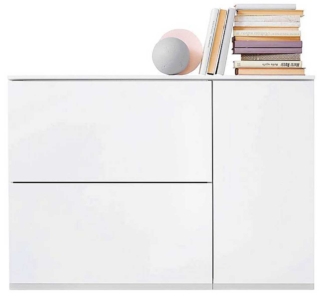 Fuuga di Lundia, in vendita su Finnish design shop, è dotata di due cassetti e uno sportello che nasconde una mensola; è realizzata in Mdf laccato bianco. Misura L 96 x P 34 x H 70 cm e costa 1.107 euro. www.finnishdesignshop.it