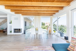 Gli interni della casa sono molto luminosi, i colori chiari e i materiali naturali, come il legno del soffitto Gli interni della casa sono molto luminosi, i colori chiari e i materiali naturali, come il legno del soffitto