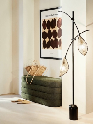 La panca Alto di Westwing Collection è rivestita in tessuto bouclé; misura L 110 x P 45 x H 47 cm. Costa 319 euro. www.westwing.it
