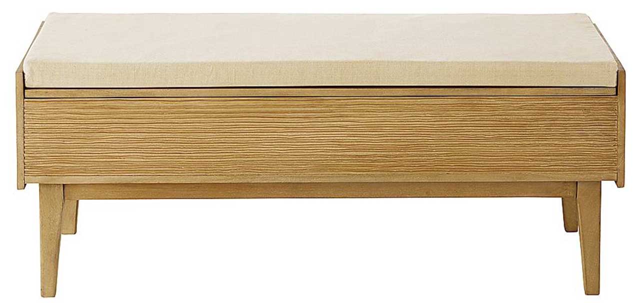 In mango e acacia massiccia Zahra di Maisons du Monde è dotata di un pratico vano contenitore e completa di cuscino écru. Misura L 110 x P 40 x H 45 cm. Costa 299 euro. www.maisonsdumonde.com