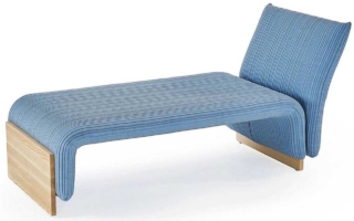 Diwan di Sancal è la dormeuse imbottita e rivestita in schiuma stampata a iniezione con piedi in massello di frassino. Lo schienale può essere fisso o reclinabile in cinque posizioni, il rivestimento è sfoderabile. Misura L 72 x P 156 x H 76 cm; costa da 1.656 euro + Iva. sancal.com