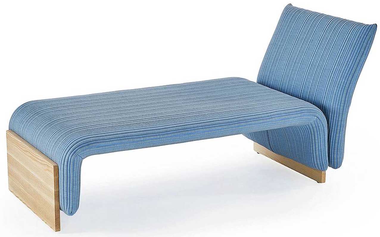 Diwan di Sancal è la dormeuse imbottita e rivestita in schiuma stampata a iniezione con piedi in massello di frassino. Lo schienale può essere fisso o reclinabile in cinque posizioni, il rivestimento è sfoderabile. Misura L 72 x P 156 x H 76 cm; costa da 1.656 euro + Iva. sancal.com