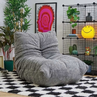 Enzo di Icon è rivestita in ciniglia, con bottoni decorativi e doppia cucitura che ne aumenta la resistenza. Misura L 102 x P 78 x H 75 cm e costa 249,99 euro su www.leroymerlin.it.
