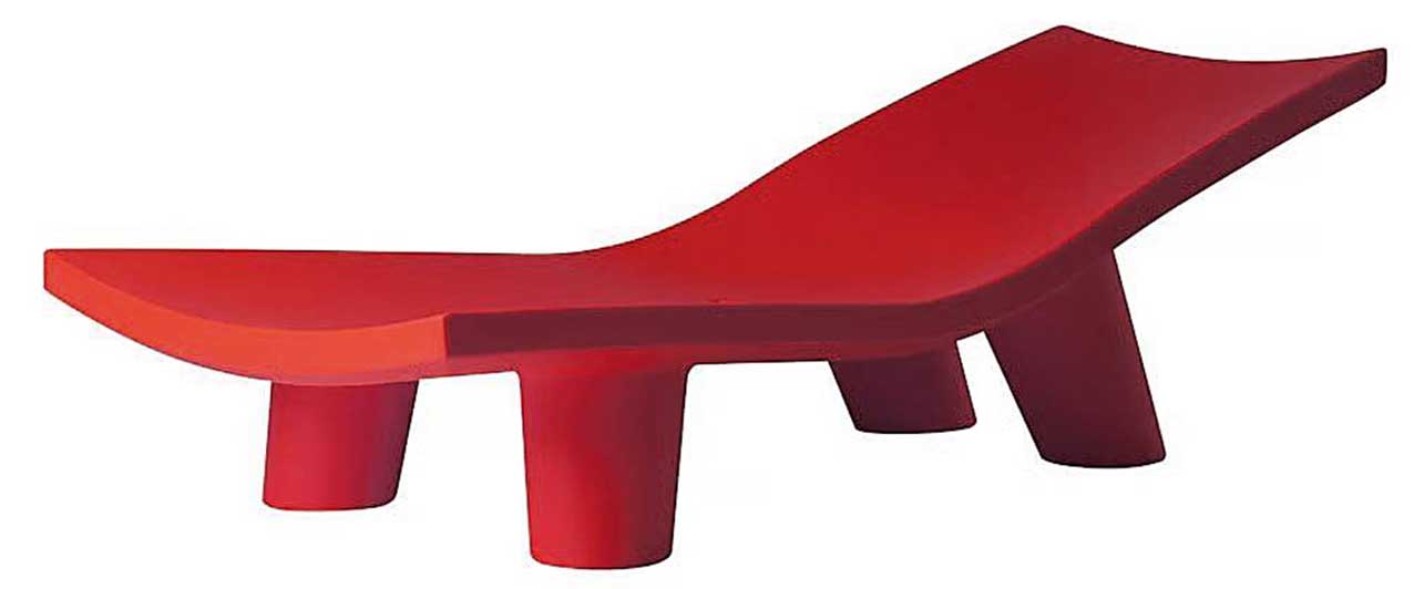 Low Lita lounge di Slide fa parte di una collezione ispirata all'Africa che comprende anche altre due poltrone e un tavolino. Ha quattro gambe importanti che sostengono la scocca sottile con profilo leggermente curvo. In polietilene proposto in numerosi colori, misura L 175 x P 79 x H 60 cm e costa 945 euro. www.slidedesign.it