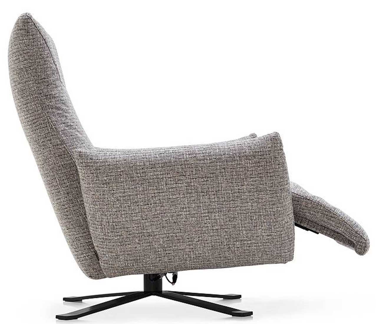 Polse di Calligaris è provvista di un meccanismo elettrico che, tramite pulsanti nascosti tra seduta e bracciolo, fa muovere lo schienale e il poggiapiedi fino alla posizione distesa. La base metallica è girevole a 360°. Misura L 94 x P 92 x H 82 cm e costa a partire da 3.126 euro. www.calligaris.com